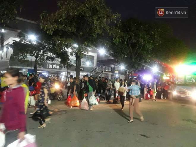 Hơn 4h sáng ngày 1/5, dòng người đã ùn ùn đổ về Hà Nội sau kỳ nghỉ lễ kéo dài